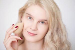 Applying foundation - the second stage of nude makeup