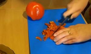 Cutting the pepper
