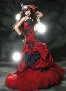 Необычное красное платье