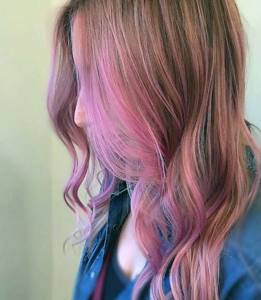 Нежно-розовый балаяж на длинные темные волнистые волосы