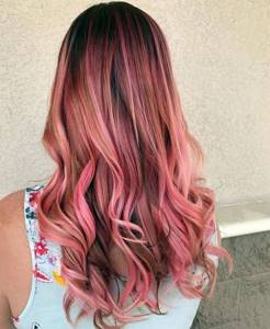 Нежно-розовый балаяж на русые волнистые волосы