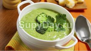 Tender soup with broccoli and bell pepper