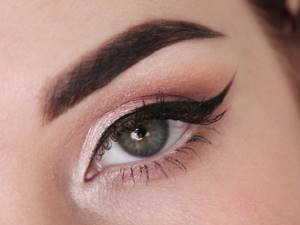 Delicate evening makeup with arrows