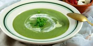 Low-calorie creamy broccoli soup
