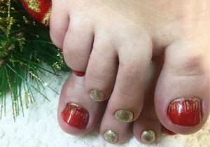 New Year&#39;s red pedicure