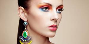 Новогодний макияж: цветные тени и подводка для глаз