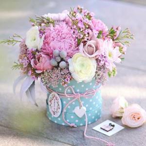 Charming floral arrangements 2021-2022: top trends and tendencies of the season in the photo