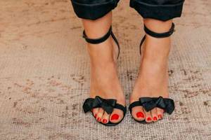 Features of red pedicure