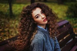 Features of curly hair