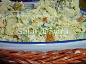 Spicy salad with omelette