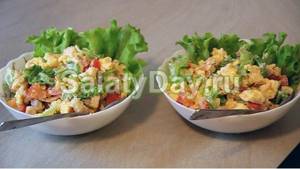 Vegetable salad with omelette