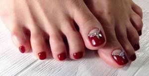 pedicure red and white