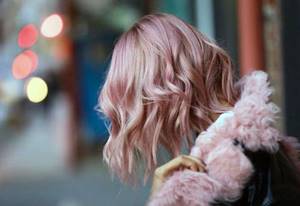 Пепельно-розовый оттенок на короткие волосы
