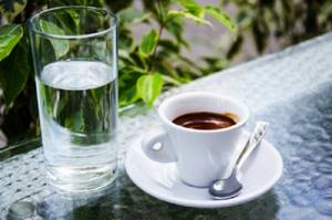 Полезно ли пить кофе с холодной водой
