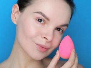 Rules for applying foundation to the face with a sponge