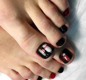 Festive New Year&#39;s pedicure 2022: top photo ideas and new items