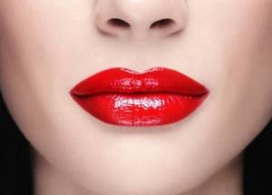 When applying bright makeup, lips are painted in rich shades