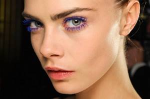 When applying bright makeup, use colored mascara