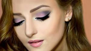 When applying bright makeup, rich tones are used