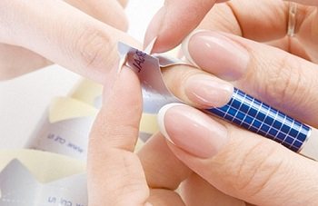 Процесс наращивания ногтей