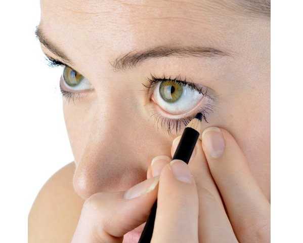 процесс обводки глаза карандашом