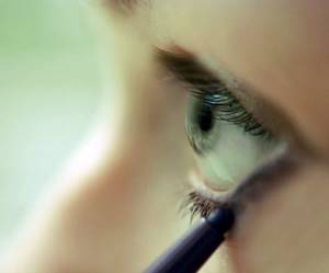 Drawing the lower eyelid
