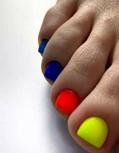 Разного цвета ногти ног
