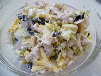 Рецепты салатов с омлетом - салат с омлетом, черносливом, солеными огурцами, курицей, пекинской капустой