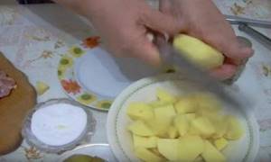 Cutting potatoes