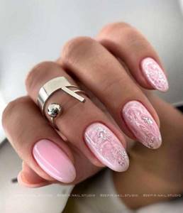 Розовый мрамор ногти