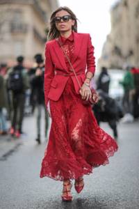 С чем носить модное красное платье в сезоне 2021 - 2020