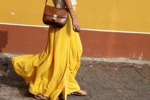 С чем сочетается желтый цвет в одежде у женщин