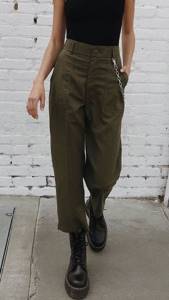 С чем женщинам стильно сочетать зеленые брюки