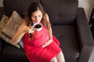 С наступлением беременности стоит полностью отказаться от кофе