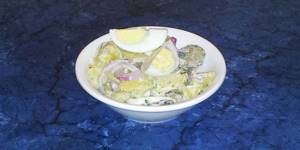 Салат из картофеля, вареных яиц и соленых огурцов