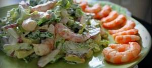 Salad with shrimp and omelette