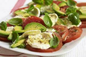 Salad with mozzarella and avocado