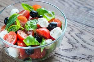 Salad with mozzarella and olives