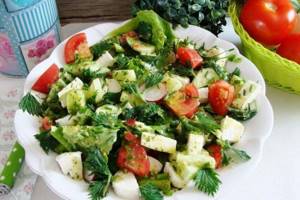 Salad with cucumbers, cherry tomatoes and mozzarella