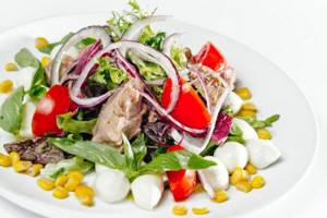 Salad with tuna and mozzarella