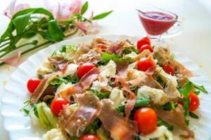 Salad with ham and mozzarella