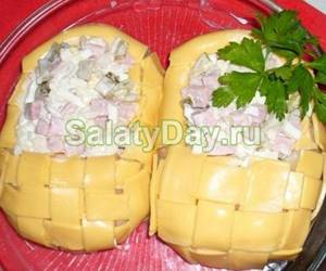 Салат с ветчиной и сыром и огурцами «Лапти»