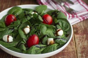 Salad with spinach and mozzarella