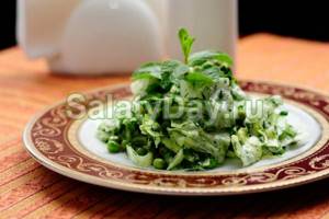 Oriental salad with green peas