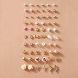 Stud earrings in the shape of a flower and artificial pearls 30 pairs