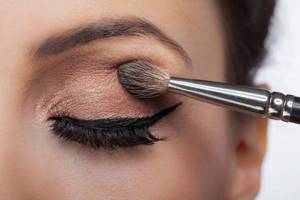 Скатываются тени на веках, что делать. 5 способов, которые позволят избежать ошибок в макияже глаз 06
