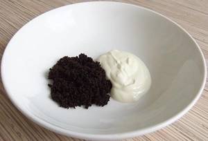 Coffee grounds body scrub. Recipe for making your own coffee scrub for cellulite. Photo 