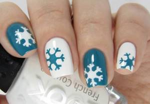 Снежинки на ногтях трафаретом