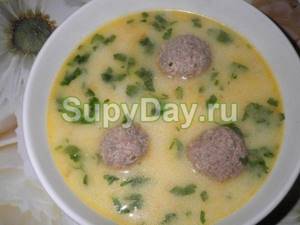 Broccoli soup with meatballs and cheese