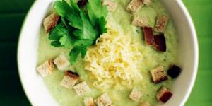 Broccoli soup with cheese and croutons